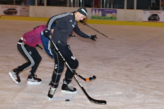 Ilustračný obrázok k článku Čaká MFK Ružomberok na jar boj o záchranu? Hráči si pred dovolenkami zahrali hokej (FOTO)