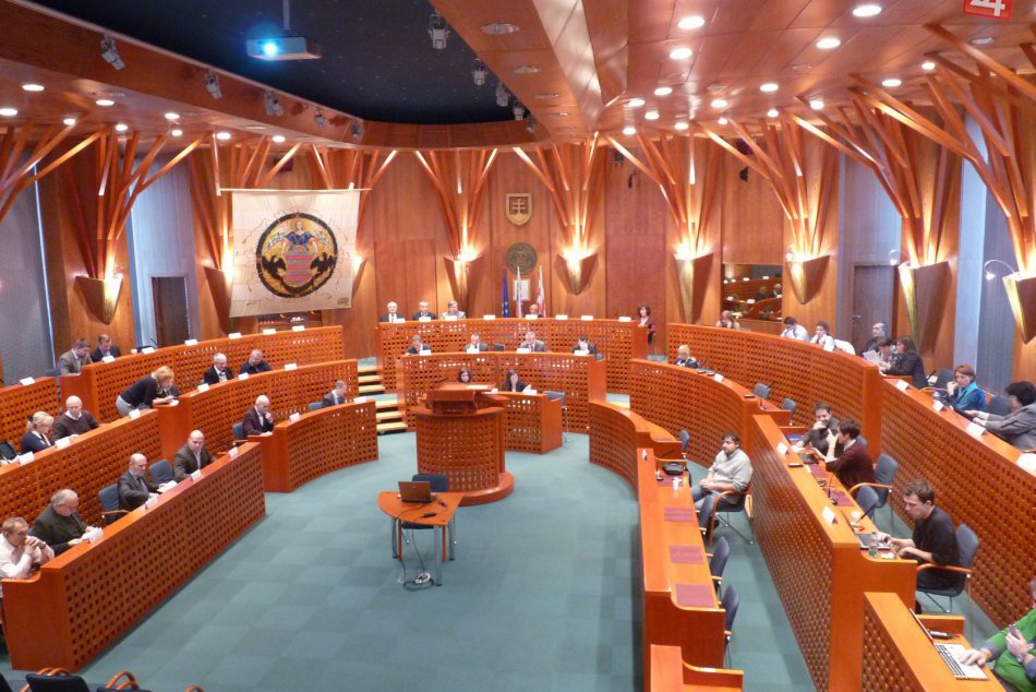 Ilustračný obrázok k článku Najsilnejší bystrický klub prišiel o 2 poslancov. Ako zareagoval na ostré výroky Kašpera?