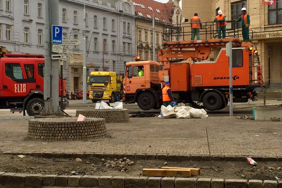 Ilustračný obrázok k článku Štúrova ulica je tesne pred dokončením. Na Šafárikovom námestí pribúdajú netradičné kvetináče, pracuje sa nonstop + FOTO