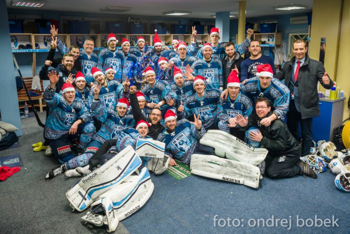 Ilustračný obrázok k článku Vianočné dresy boli vydražené za vyše 5100 eur: Rekordérmi Laliberté a Slovák