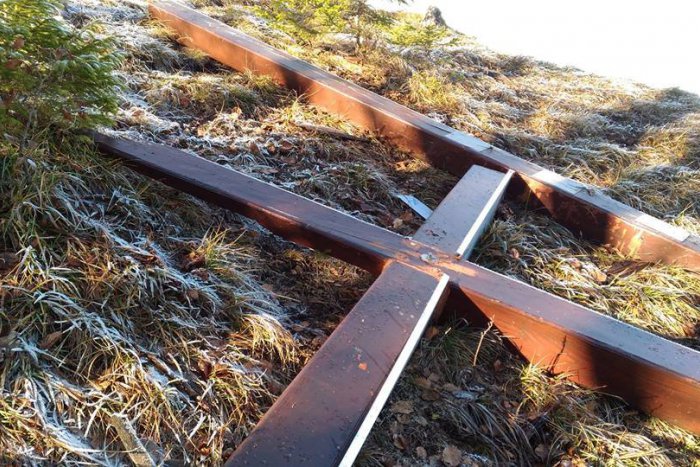 Ilustračný obrázok k článku Stačí sa len nebáť Boha, aby ste odpílili päťmetrový kríž na kopci? Černová je nepoddajná - kríž sa postaví znova