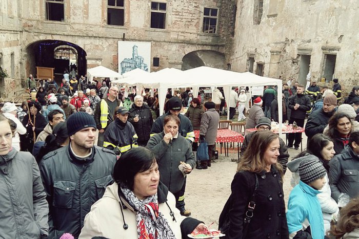 Ilustračný obrázok k článku FOTO z premiéry vianočných trhov: V Coburgovskom kaštieli to zavoňalo dobrotami