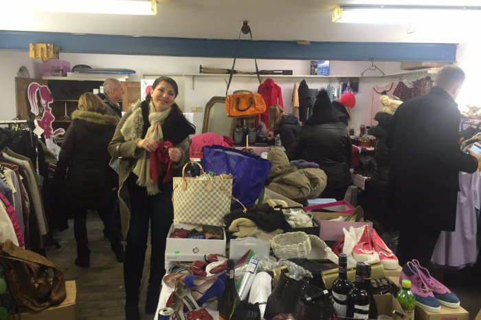 Ilustračný obrázok k článku Netradičný garážový výpredaj už tretíkrát úspešne prevetral skrine známych osobností