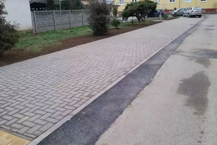 Ilustračný obrázok k článku Vynovené prostredie, ktoré obyvateľom padne vhod: Tento vnútroblok na prešovskej ulici je už oveľa krajší! FOTO