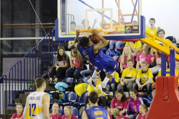 Ilustračný obrázok k článku V súboji hviezd zvíťazil Východ nad Západom: Divákov potešili lietajúci akrobati