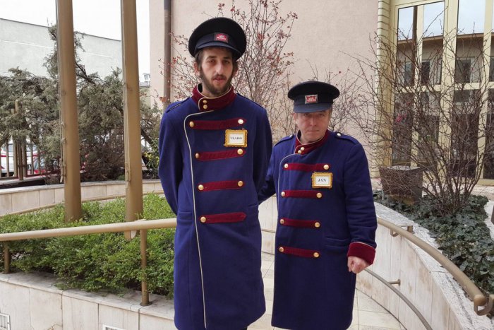 Ilustračný obrázok k článku Nosičom batožiny na Hlavnej stanici sa darí aj rok po spustení. Ich cesta za lepším životom však nie je jednoduchá