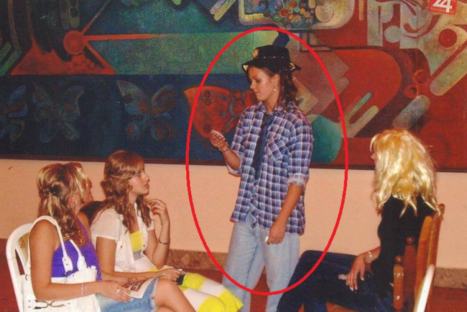 Ilustračný obrázok k článku FOTOHÁDANKA: Flanelka, rifle a v tvári o niekoľko rokov menej. Spoznávate, o ktorú známu Popradčanku ide?