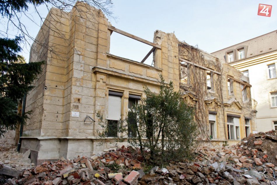 Ilustračný obrázok k článku OBRAZOM: V prestavbe kultúrnej pamiatky zašli ďalej, ako mohli. Zo storočnej vily ostala len fasáda