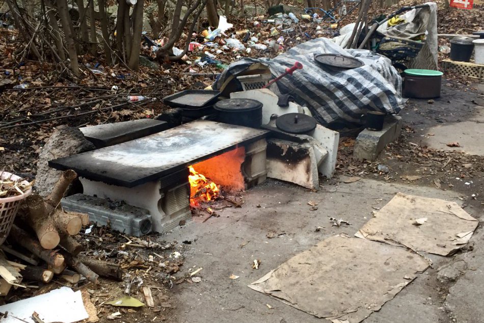 Ilustračný obrázok k článku Svoj domov našli tam, kde by sa iní neodvážili ísť. Okrajové časti Petržalky skrývajú smutné príbehy ľudí bez domova