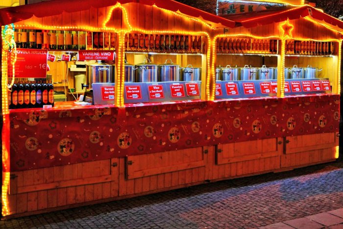 Ilustračný obrázok k článku Kamery polície zachytili, čo stvárali mladíci v Prešove: Škatuľa na hlavu sochy, aj akrobatický beh po strechách stánkov!