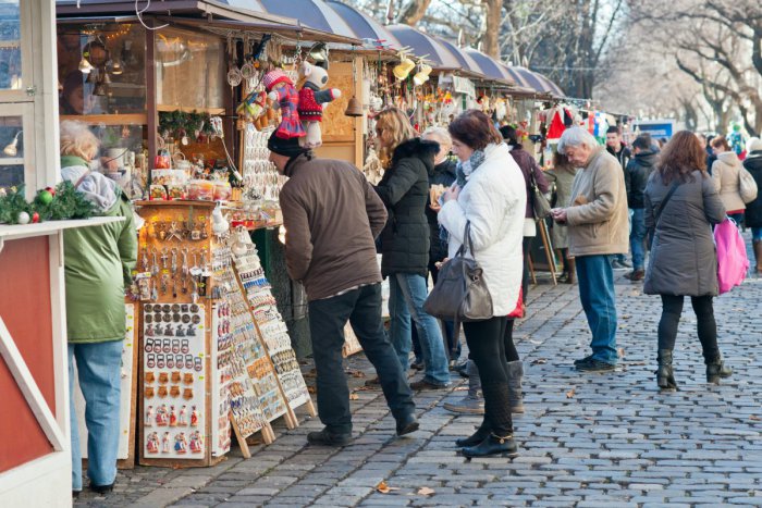 Ilustračný obrázok k článku Polícia radí: Nepozornosť na vianočných trhoch využívajú vreckári, nenechajte sa okradnúť