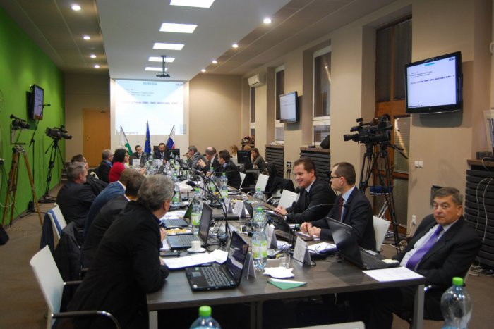 Ilustračný obrázok k článku Horúca diskusia o primátorovom plate: Klein sa nezdržal a povedal pár slov...