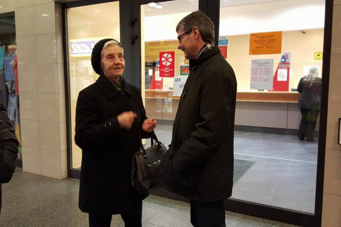 Ilustračný obrázok k článku Milan Ftáčnik: Dôchodcovia sú šikanovaní vybavovaním SeniorPasov