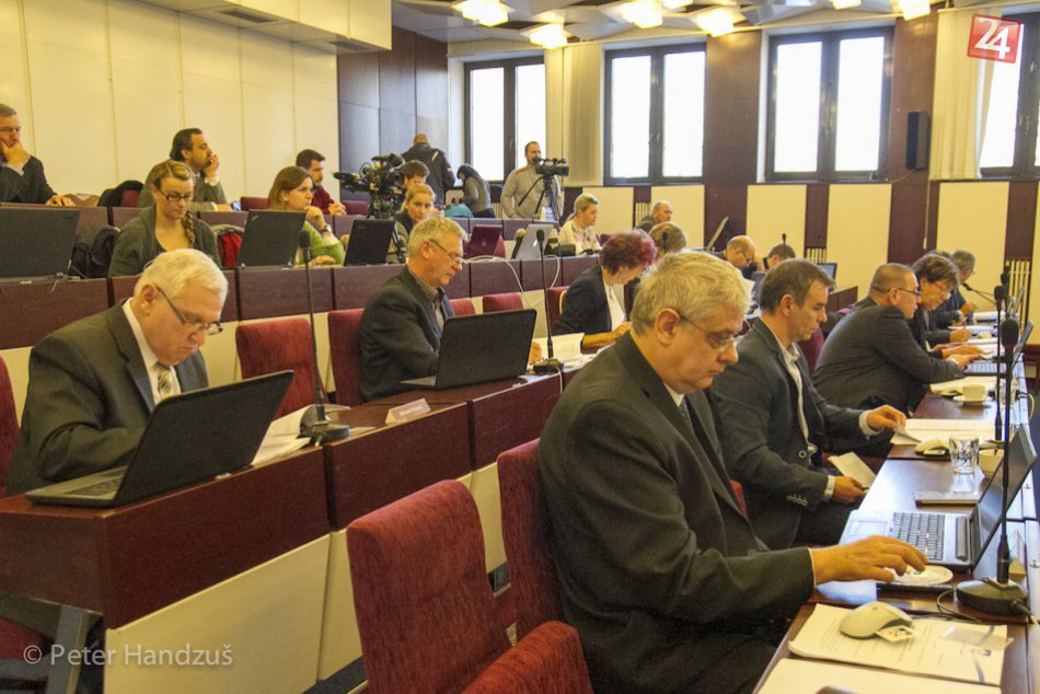 Ilustračný obrázok k článku Kontrolórka nešetrila kritikou: Odklepli nakoniec poslanci státisícové dotácie pre mestské spoločnosti?