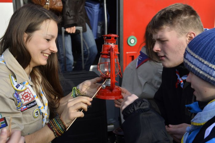 Ilustračný obrázok k článku Symbol Vianoc si môžete preniesť do príbytkov: Do Hlohovca príde Betlehemské svetlo