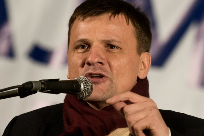 Ilustračný obrázok k článku Alojz Hlina si pripravil pre Roberta Fica alobalový balíček, sprevádzali ho tri policajné autá