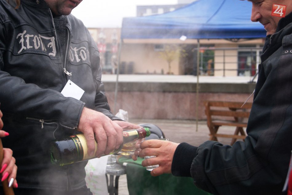 Ilustračný obrázok k článku Alkoholu na verejnosti v Trenčíne odzvonilo: Kde a kedy to nebude platiť?