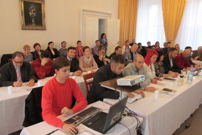 Ilustračný obrázok k článku Segíňová ostáva na čele Technických služieb: Poslanci stiahli návrh na jej odvolanie