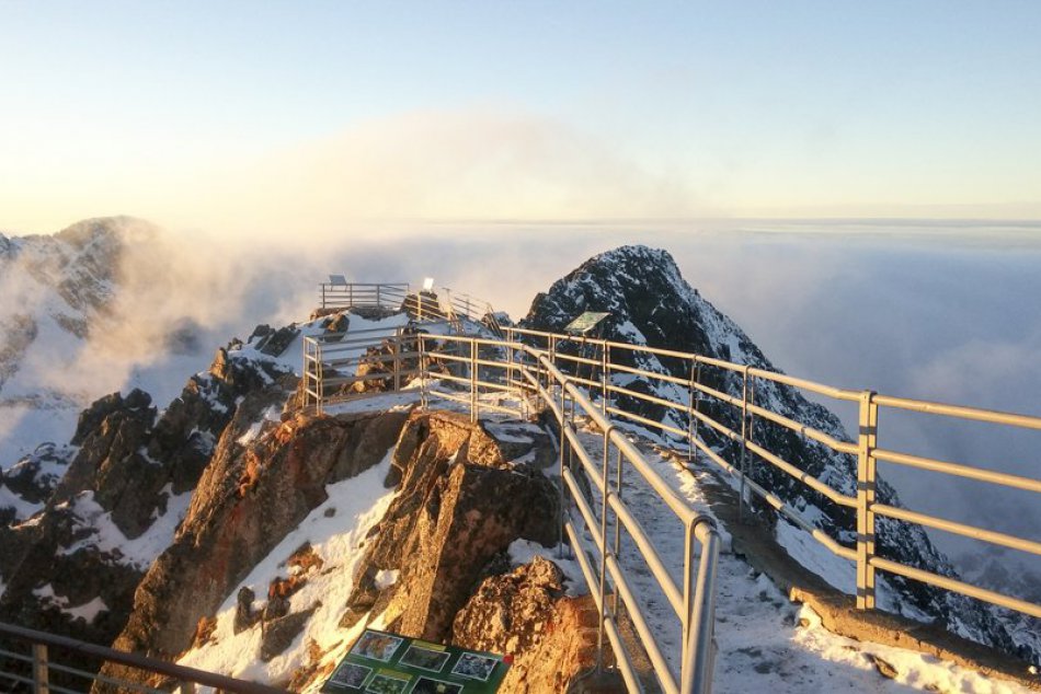 Ilustračný obrázok k článku SVET O SLOVENSKU: Anděl v Tatrách pokoril Lomničák