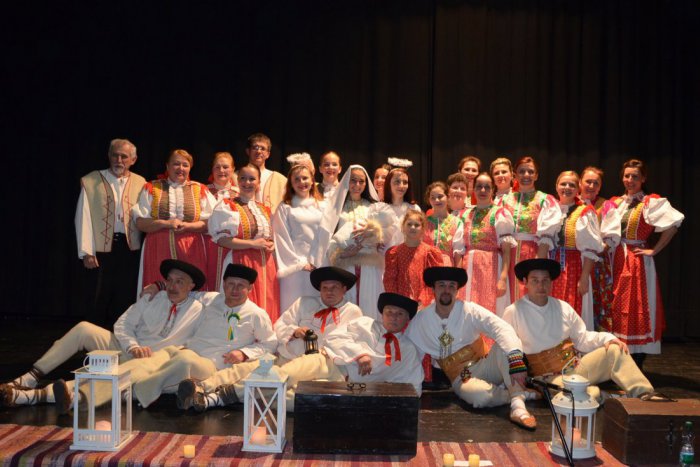 Ilustračný obrázok k článku Folklórny súbor SALATÍN robí už  35 rokov to isté: Rozdáva Radosť