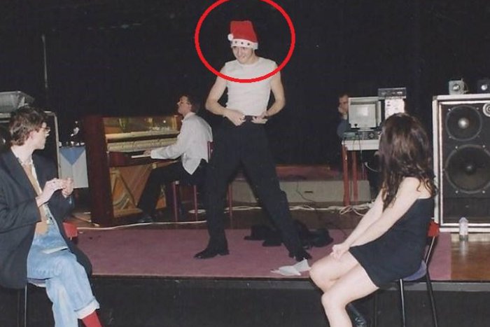 Ilustračný obrázok k článku FOTOHÁDANKA: Mikulášska čapica, tielko a v tvári o niekoľko rokov menej. Prešovčania, spoznávate o koho ide?