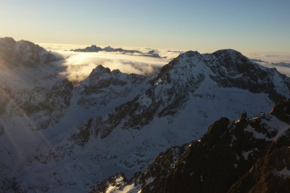 Ilustračný obrázok k článku Traja chlapci bez zimného vybavenia stratení v Tatrách: Komu niet rady...