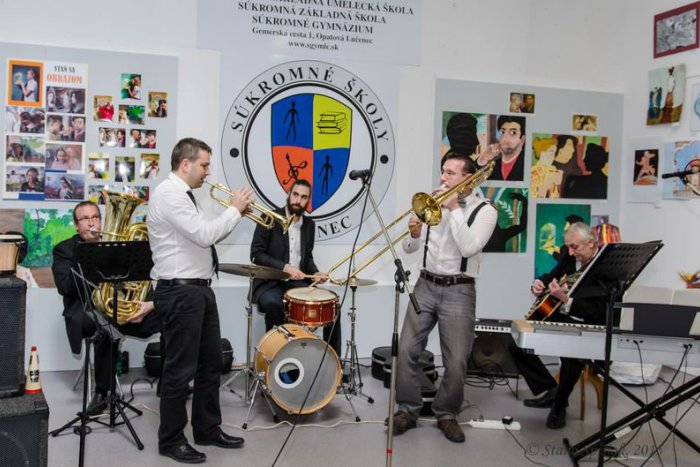 Ilustračný obrázok k článku Učiteľské kvinteto, výtvarné diela, aj swing na mieste, kde by ste ich nečakali: Pozrite FOTO z netradičného podujatia