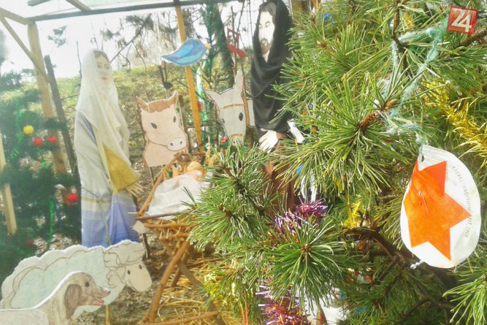 Ilustračný obrázok k článku FOTO: Obyvatelia bytovky si vyhrnuli rukávy a pustili sa do práce, na sídlisku postavili parádny betlehem!