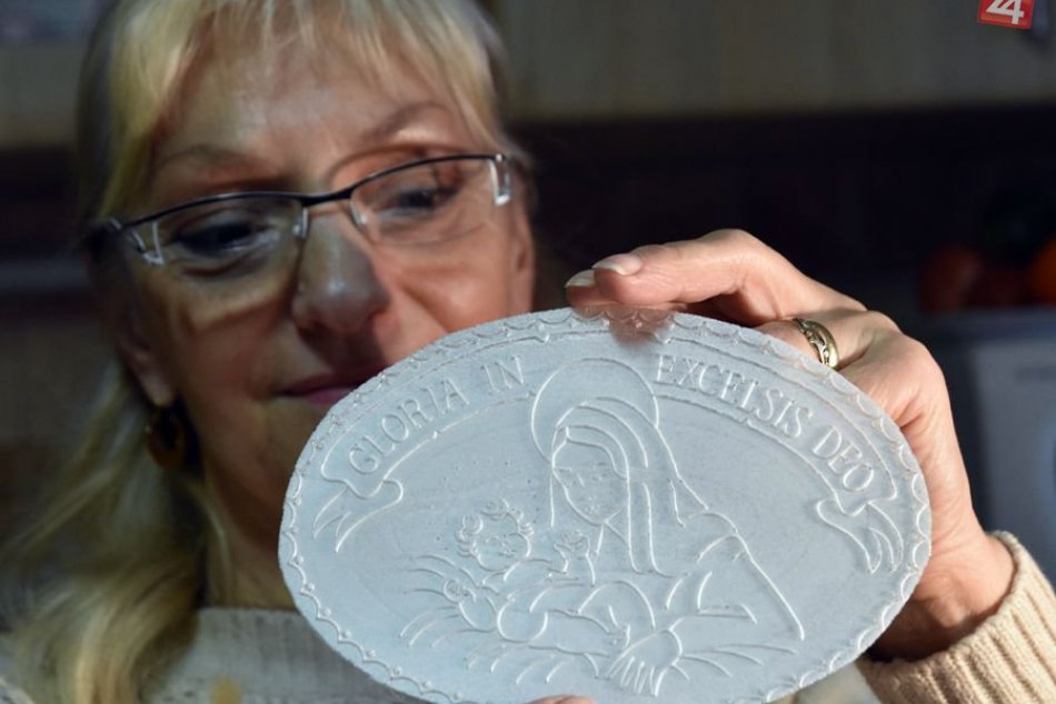 Ilustračný obrázok k článku Ľudmila pečie vianočné oblátky: Upravuje ich strihaním, FOTO
