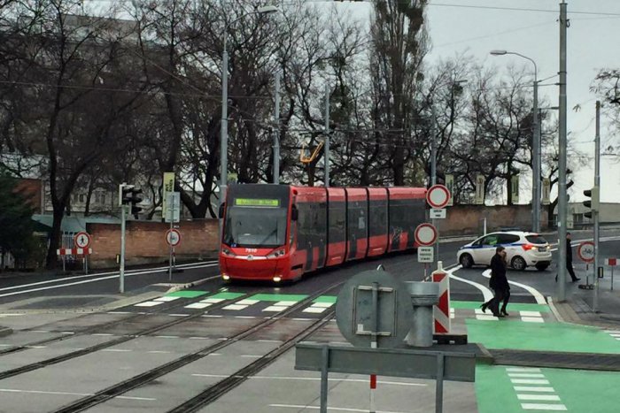 Ilustračný obrázok k článku Po Štúrovej prvýkrát prešla električka, oficiálne spustenie linky je naplánované na jar 2016