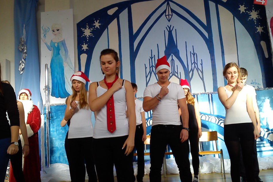 Ilustračný obrázok k článku Strireborno-biela nádhera v škole. Žiaci na Ulici mládeže mali vianočnú besiedku