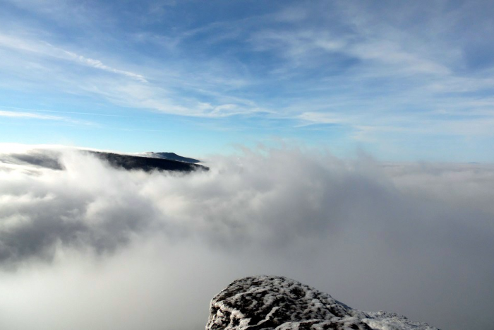 Ilustračný obrázok k článku Dominanta Vihorlatu láka množstvo turistov: Zostávajú po nich aj odpadky