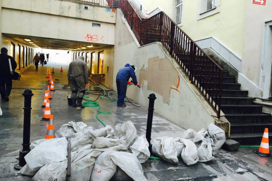 Ilustračný obrázok k článku Bratislava pokračuje v boji s grafitmi. Mesto si pomáha novým špeciálnym prístrojom