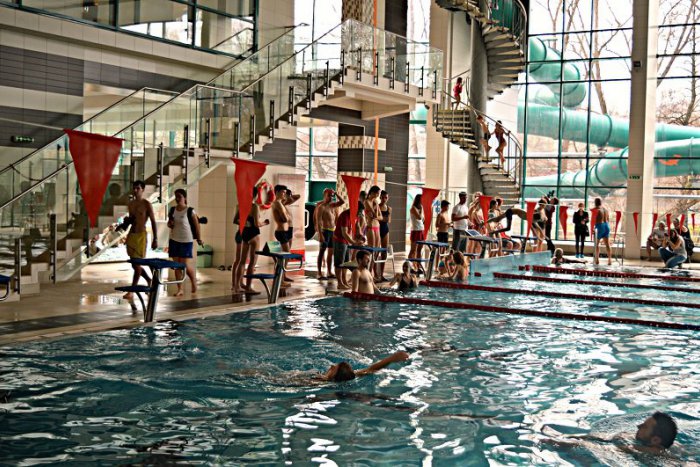 Ilustračný obrázok k článku Kilá po sviatkoch môžete spáliť aj vo vode. Bystrická plaváreň bude ZADARMO!