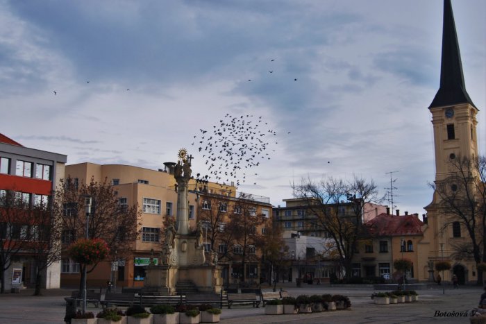 Ilustračný obrázok k článku Publikácia o histórii mesta Nové Zámky sa dočkala slovenského prekladu: Pozrite. čím púta pozornosť