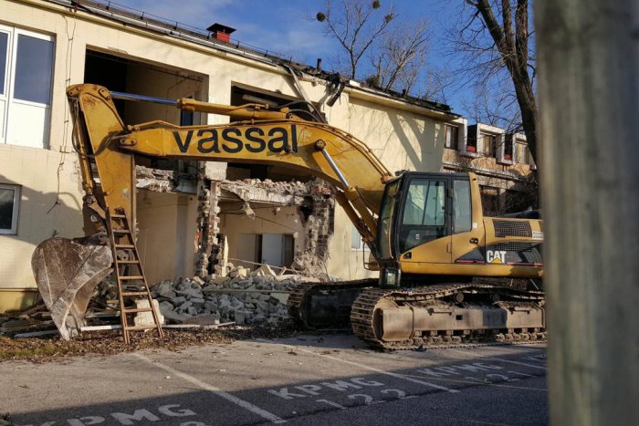 Ilustračný obrázok k článku Situácia v okolí PKO bola dnes pokojná. Búranie prebieha bez agresie