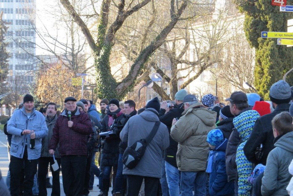 Ilustračný obrázok k článku Silvestrovská súťaž na námestí: Ako ďaleko vystrelíte zátku zo šampanského?