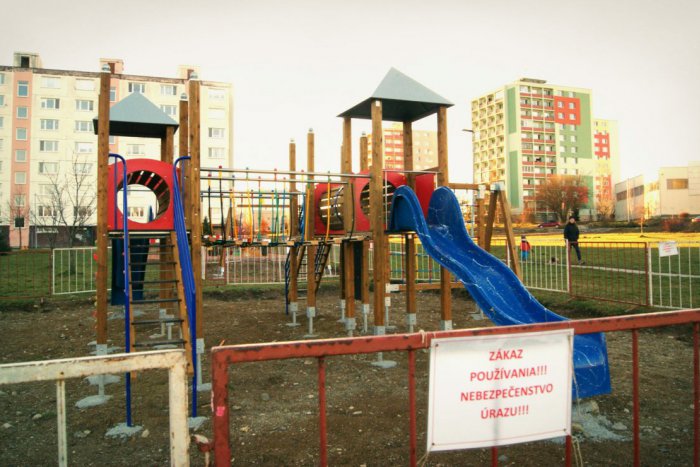 Ilustračný obrázok k článku Robotníkov na Etape vystriedali tabule a zátarasy: Čo bude teraz? FOTO