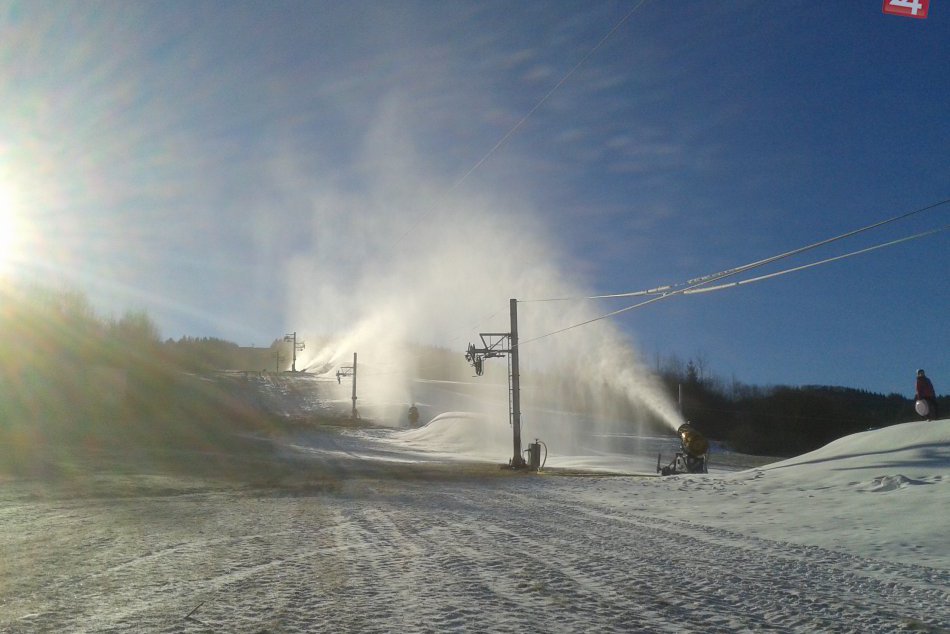 Ilustračný obrázok k článku Zasnežuje sa aj v malých strediskách: Lyžiari budú mať na výber