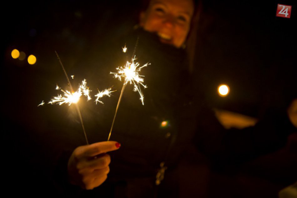 Ilustračný obrázok k článku Vianočné svetlo nad Moravcami: Hromadné zapaľovanie prskaviek pre dobrú vec