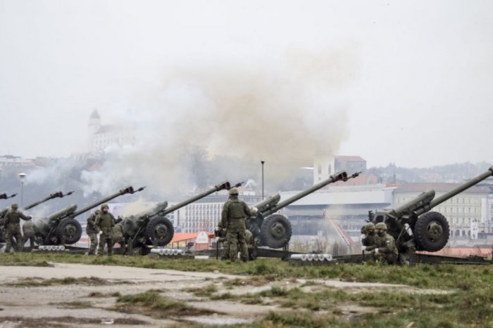 Ilustračný obrázok k článku Vojaci privítali rok 2016 tradičnými 20 delostreleckými salvami