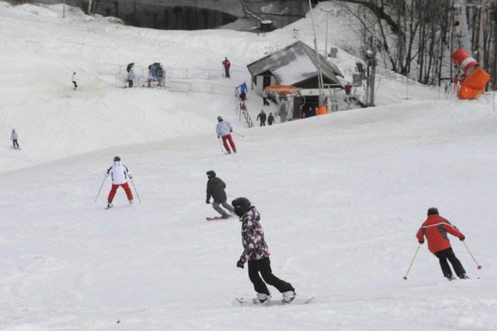 Ilustračný obrázok k článku Lyžiari tešte sa! Od utorka spúšťa prevádzku aj stredisko na Pezinskej Babe