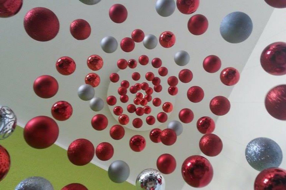 Ilustračný obrázok k článku René má doma stromček, aký sa len tak nevidí: Iba vešanie gúľ mu trvalo tri dni!