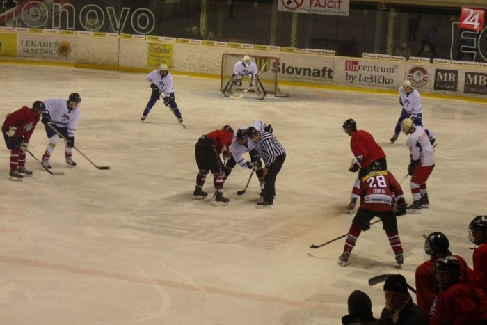 Ilustračný obrázok k článku Súboj odvekých rivalov na bystrickom zimáku: Študenti GASka a Tajáku skrížia hokejky