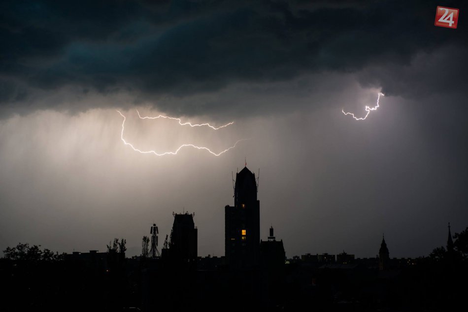 Ilustračný obrázok k článku V Revúcej pocítime horúčavy aj búrky s krúpami. Kedy platia výstrahy pre náš okres?