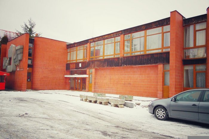 Ilustračný obrázok k článku Známa humenská budova je na predaj: Na koľko ohodnotil znalec Červený dom?