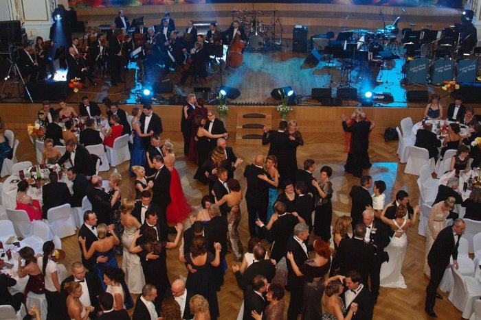 Ilustračný obrázok k článku Plesovú sezónu v Lučenci otvorí ružový ples: Hostia sa môžu tešiť na záplavu ruží, pečené prasa, aj žijúcu legendu