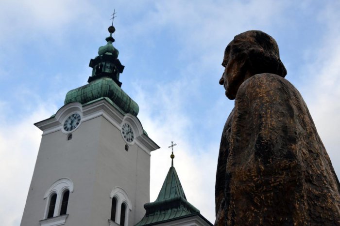 Ilustračný obrázok k článku Nebohý čestný občan mesta je uctený: Socha Andreja Hlinku dostala nový šat