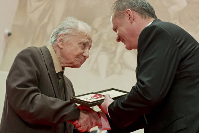 Ilustračný obrázok k článku Areál SPU priniesol svojmu projektantovi ďalšie ocenenie: Vladimír Dedeček si ho prevzal z rúk prezidenta