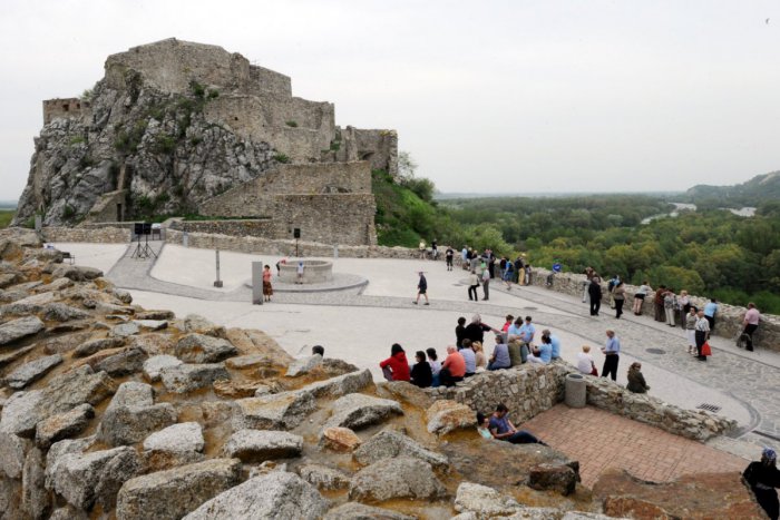 Ilustračný obrázok k článku Rekonštrukčné práce na sprístupnení horného hradu Devín sú v plnom prúde